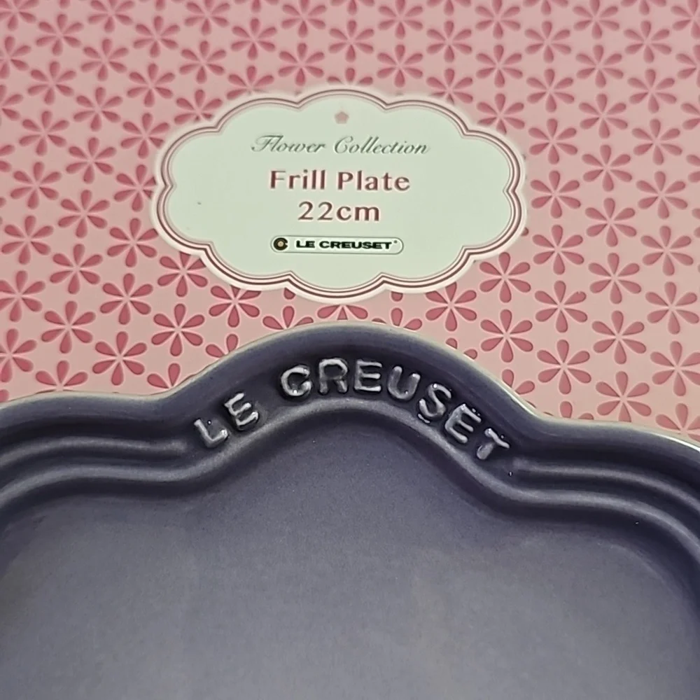 NIB Le Creuset 22cm Satin Blue Bell Purple Frill Plate from the Flower Collectio